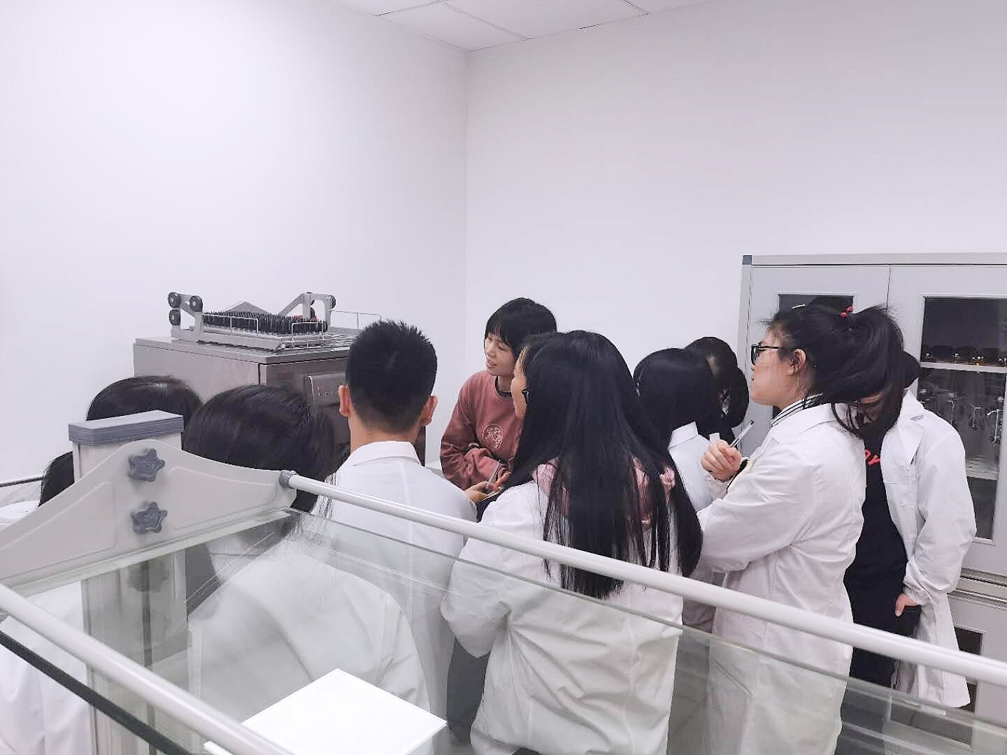 實(shí)驗(yàn)室洗瓶機(jī)，管家般的瓶皿清洗烘干解決方案